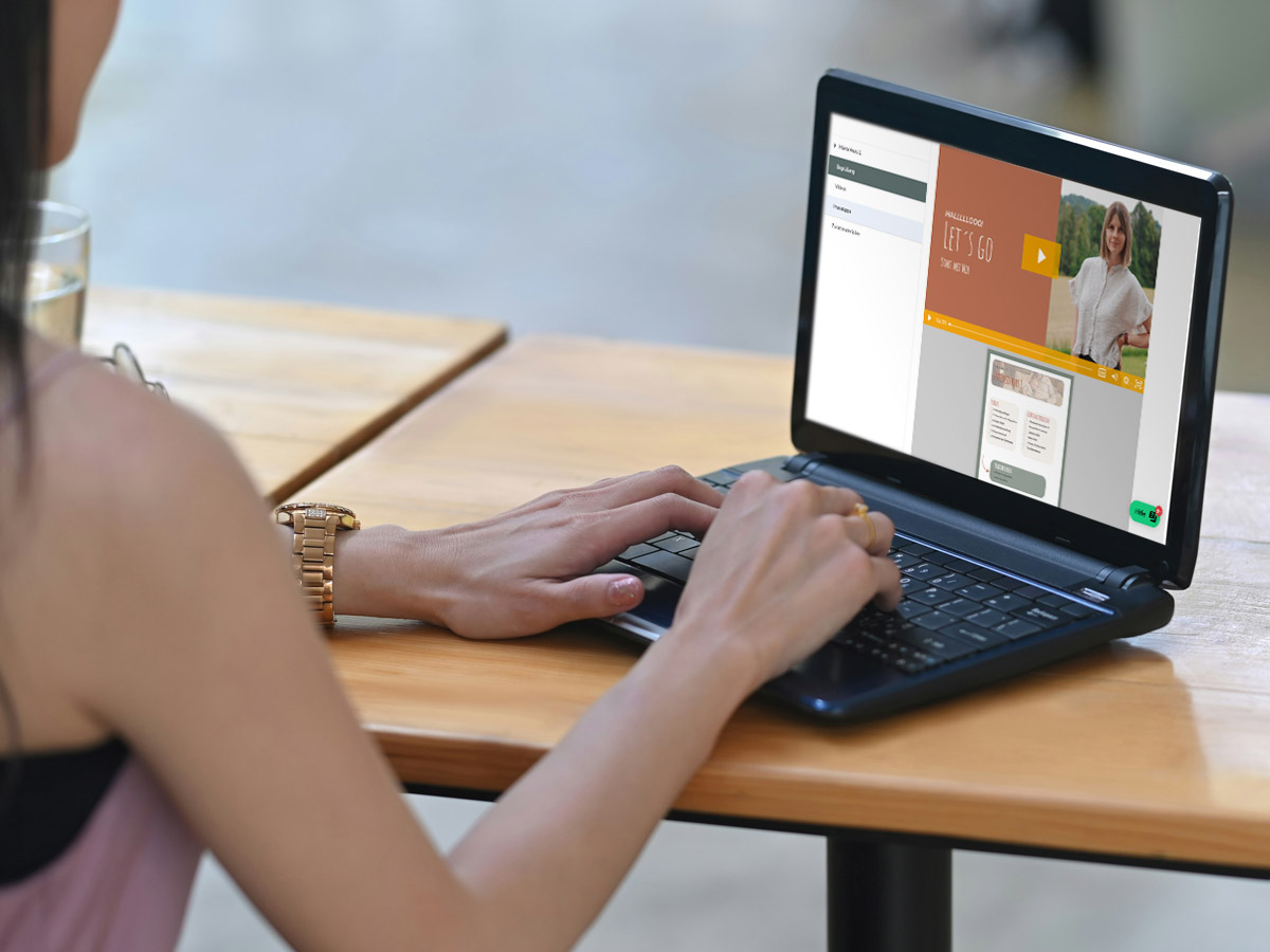 Intensivkurs 1 – Blick über Schulter auf Laptop mit Kursinhalt Intensivkurs 1 – Blick über Schulter auf Laptop mit Kursinhalt