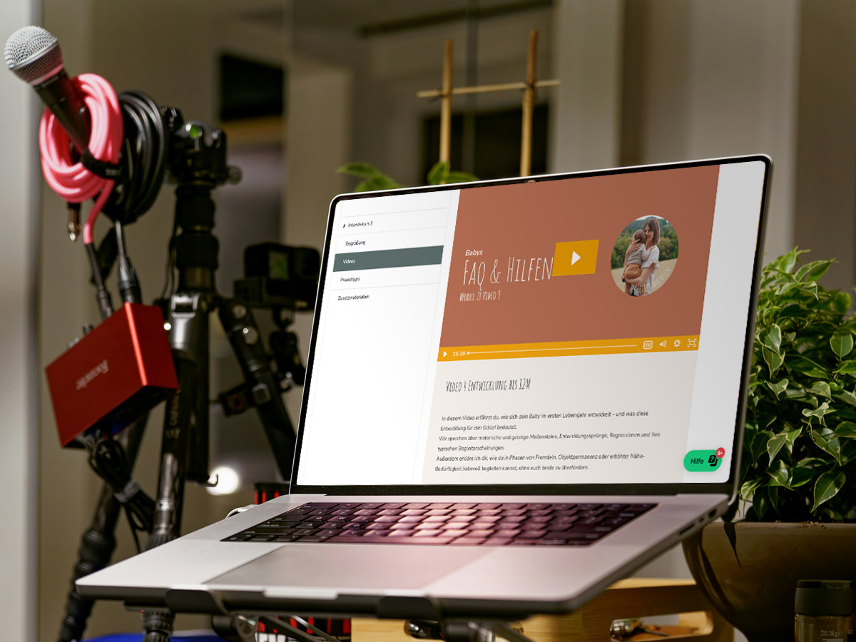 Intensivkurs 2 – Blick über Schulter auf Laptop mit Kursinhalt Intensivkurs 2 – Blick über Schulter auf Laptop mit Kursinhalt