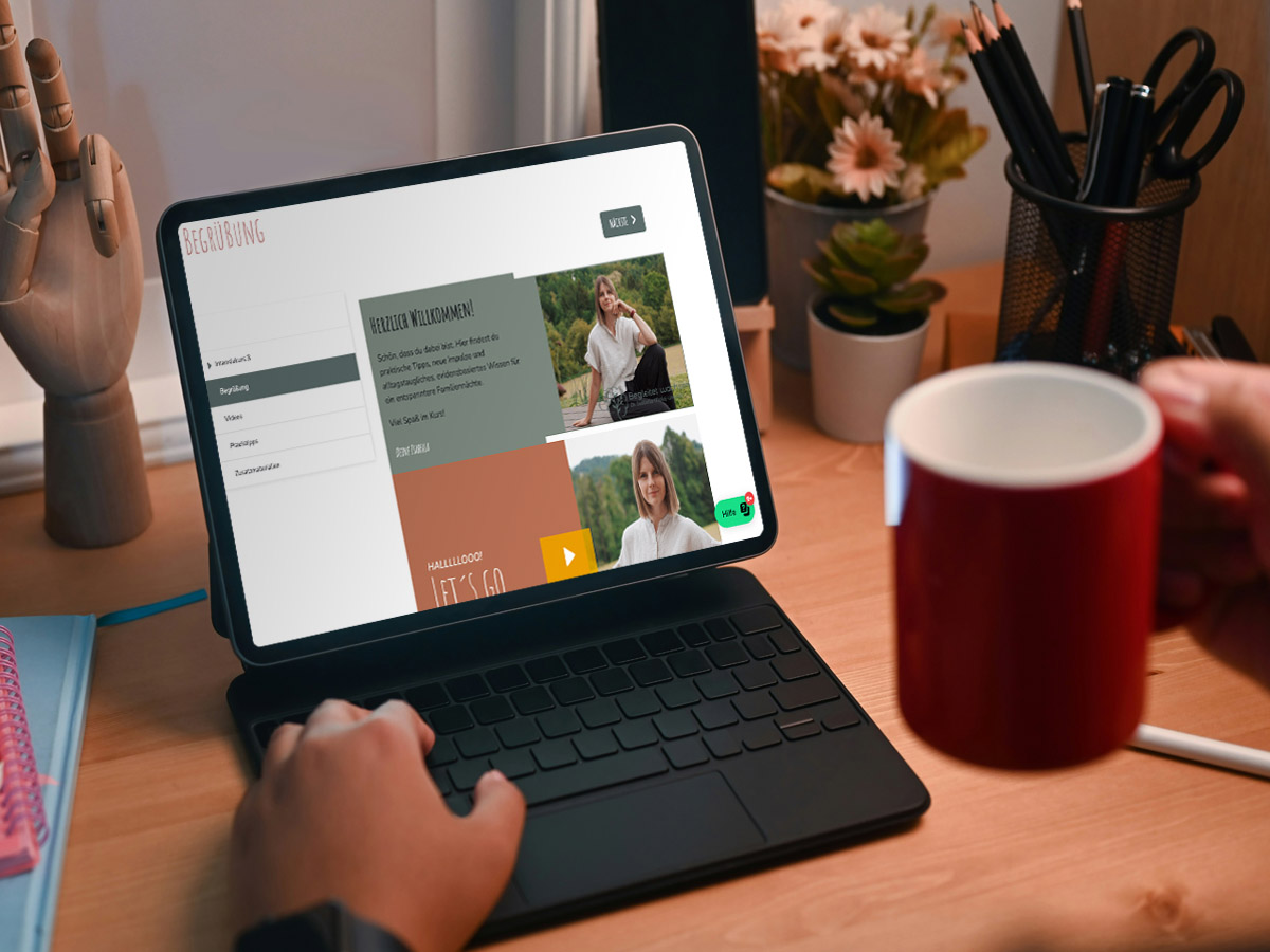 Intensivkurs 3 – Blick über Schulter auf Laptop mit Kursinhalt Intensivkurs 3 – Blick über Schulter auf Laptop mit Kursinhalt