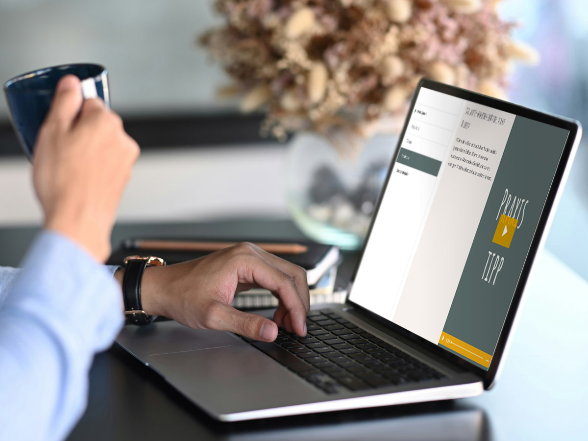 Intensivkurs 4 – Blick über Schulter auf Laptop mit Kursinhalt