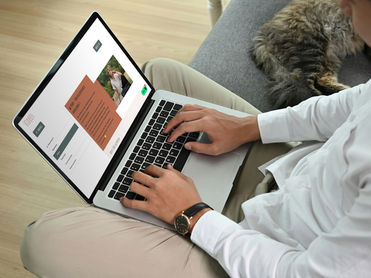 Intensivkurs 5 – Blick über Schulter auf Laptop mit Kursinhalt Intensivkurs 5 – Blick über Schulter auf Laptop mit Kursinhalt